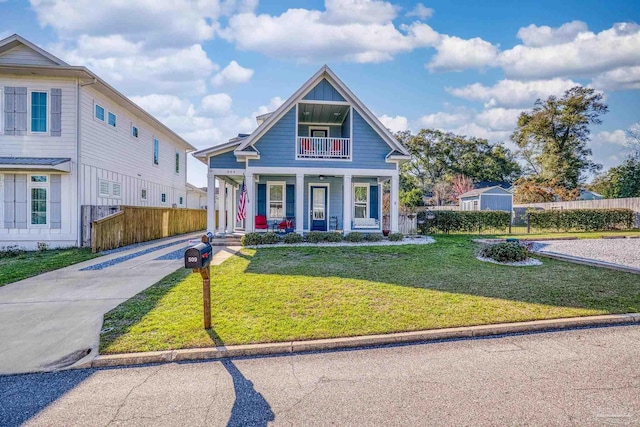 view of front facade featuring fence, a front lawn, and a porch