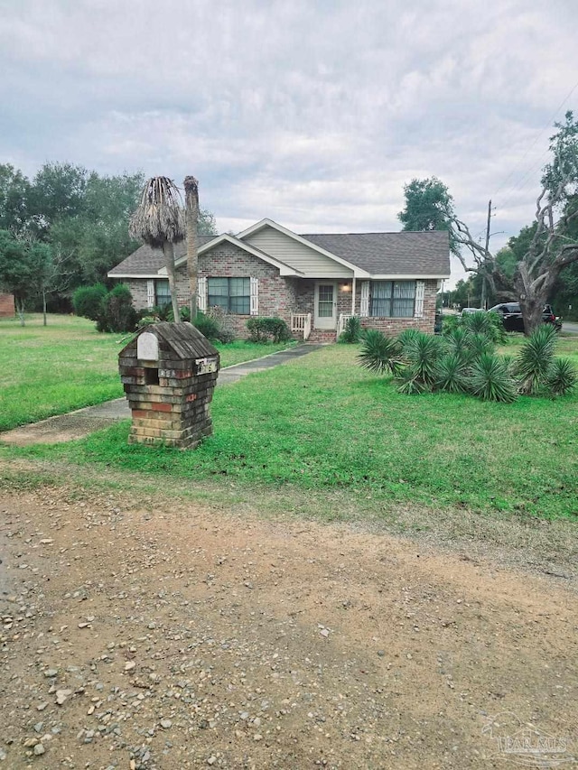 view of front of home featuring a front lawn