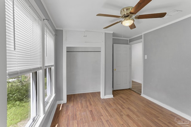 unfurnished bedroom with light wood-style floors, baseboards, a closet, and ornamental molding