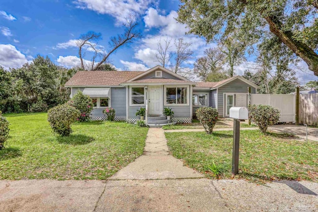 view of front of home featuring a front yard and fence