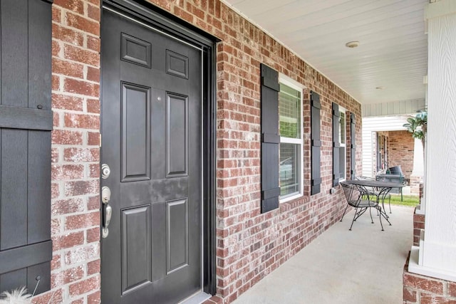 property entrance with covered porch