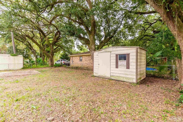 view of yard with a storage shed