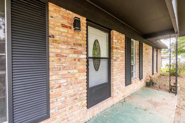 entrance to property featuring covered porch