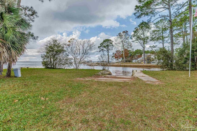 view of yard featuring a water view