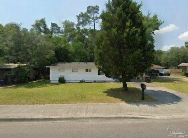 view of front facade with driveway and a front lawn