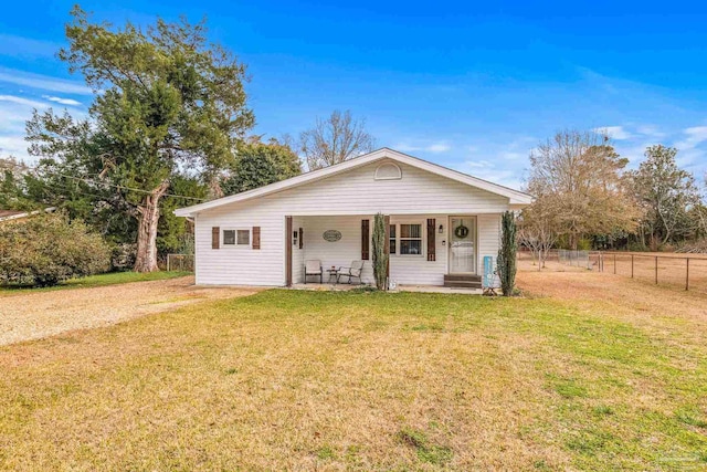 ranch-style home featuring a front lawn and a porch