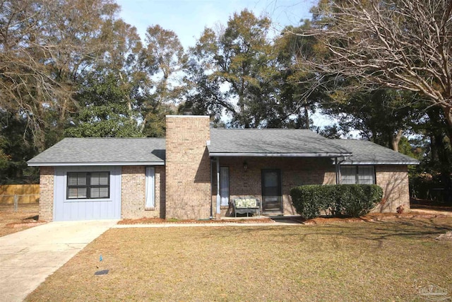 view of front of property featuring a front yard