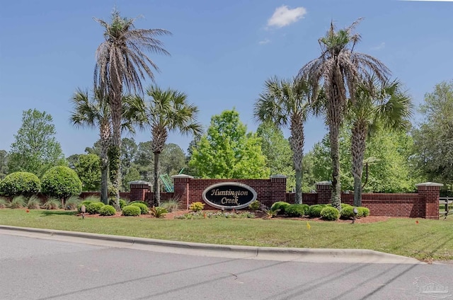 7956 Huntington Creek Ln, Pensacola, FL 32526 - community / neighborhood sign featuring a lawn