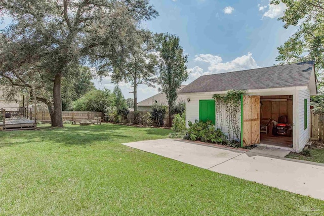 view of yard featuring a storage shed