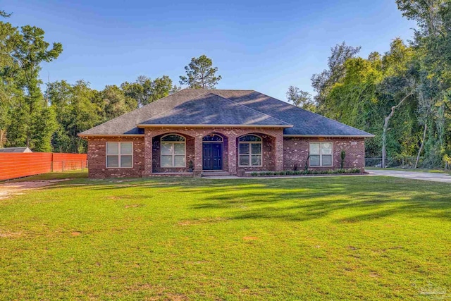 ranch-style home featuring a front lawn