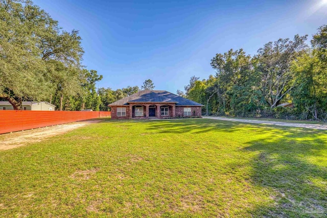 view of front of property featuring a front yard