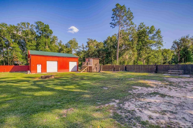 view of yard with a storage unit