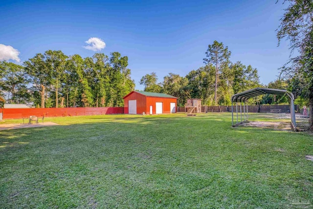 view of yard featuring a carport and an outbuilding