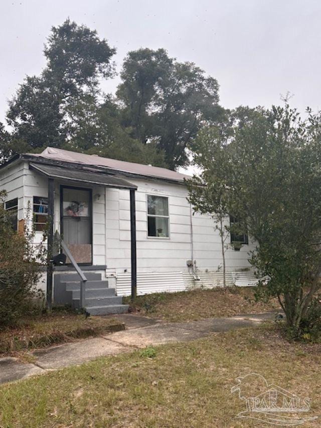 view of front of property featuring a front yard