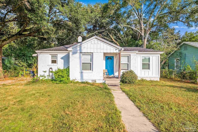 view of front of house with a front lawn