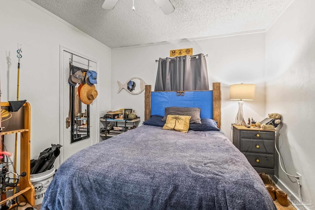 bedroom with a closet, ceiling fan, crown molding, and a textured ceiling