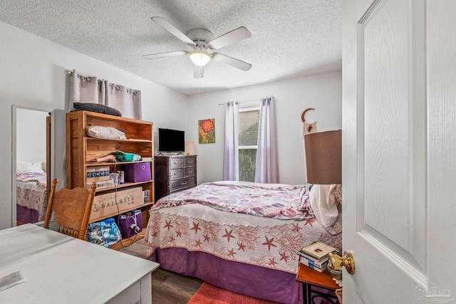 bedroom featuring a textured ceiling, hardwood / wood-style flooring, and ceiling fan