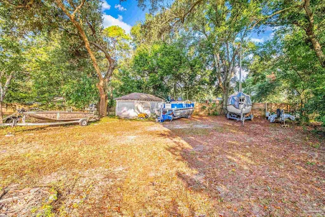 view of yard with an outdoor structure