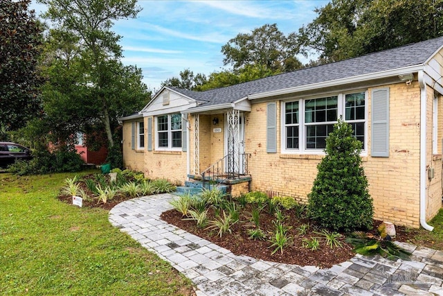 single story home with a front lawn