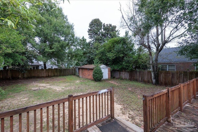 view of yard with a storage unit