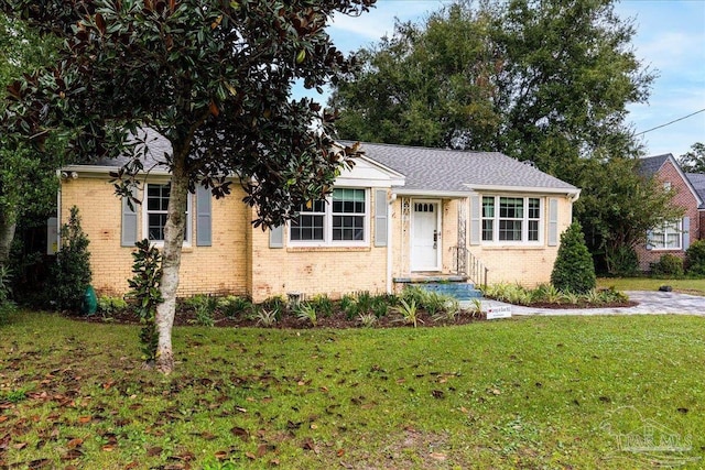 view of front of home featuring a front yard