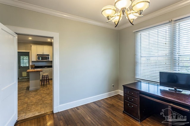 office area with a chandelier, baseboards, dark wood-style floors, plenty of natural light, and crown molding