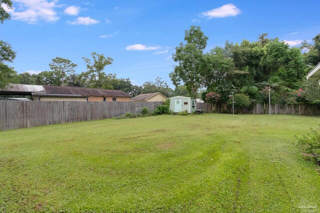 view of yard featuring a storage shed