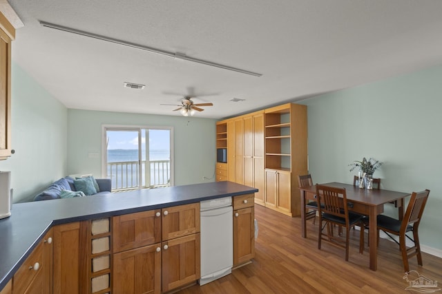 kitchen with a textured ceiling, hardwood / wood-style floors, ceiling fan, and kitchen peninsula