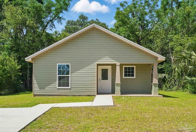 1002 Yonge St, Pensacola, FL 32501 - bungalow-style home featuring a front yard and covered porch