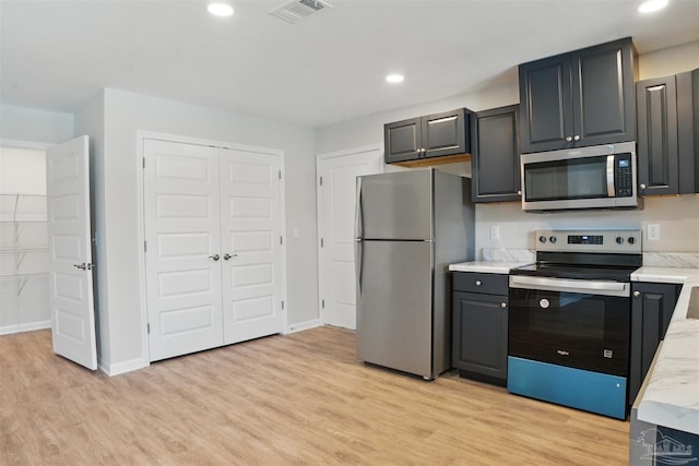 1002 Yonge St, Pensacola, FL 32501 - kitchen with appliances with stainless steel finishes, light wood-style flooring, light countertops, recessed lighting, and baseboards
