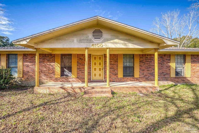 view of front of property featuring a front yard and a porch