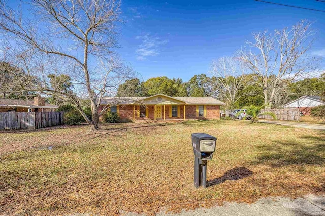 ranch-style house featuring a front yard