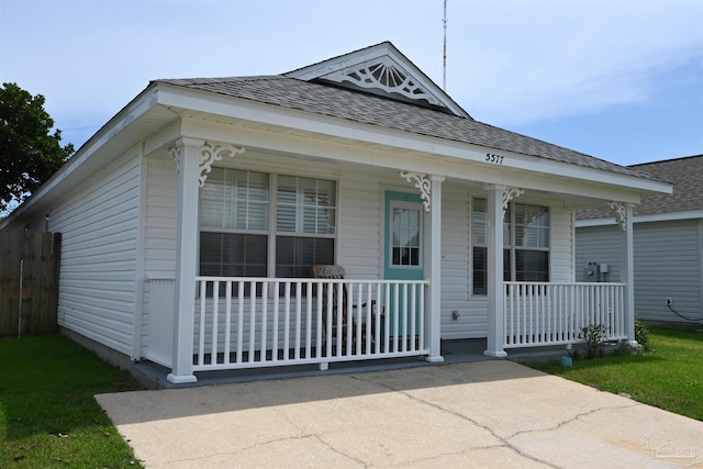 5577 Shadow Shore Pl, Gulf Breeze, FL 32563 - shotgun-style home featuring covered porch and roof with shingles