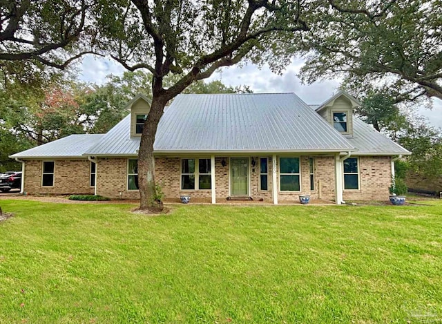 view of front of home featuring a front yard