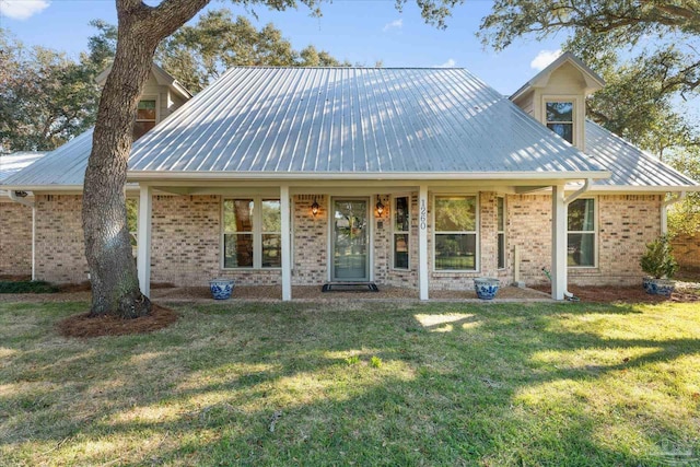 view of front of house featuring a front lawn