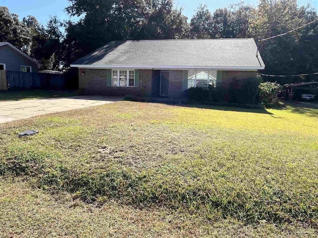 single story home featuring a front lawn