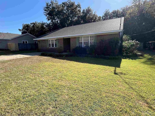 single story home with a front lawn