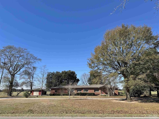 single story home featuring a front lawn