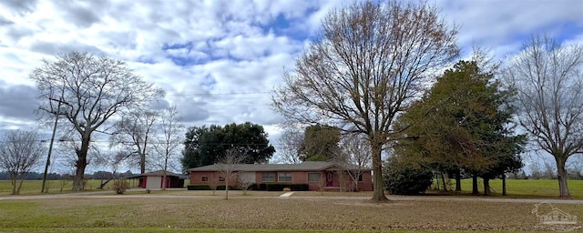 ranch-style house featuring a front lawn