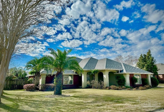 ranch-style home featuring a front lawn