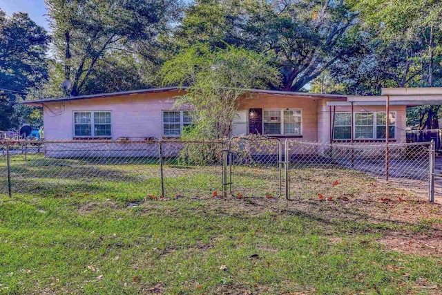 ranch-style house featuring a front yard