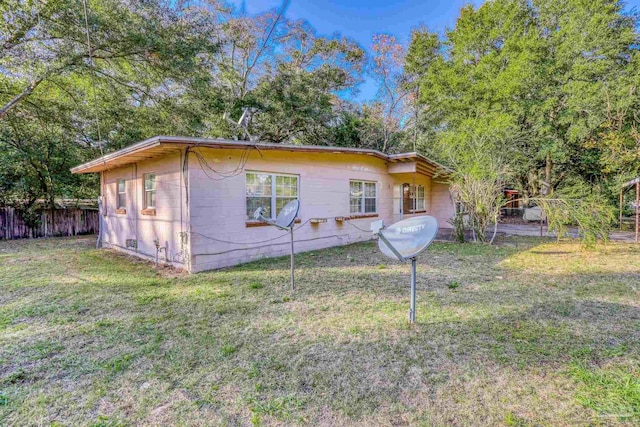 view of front of property with a front yard