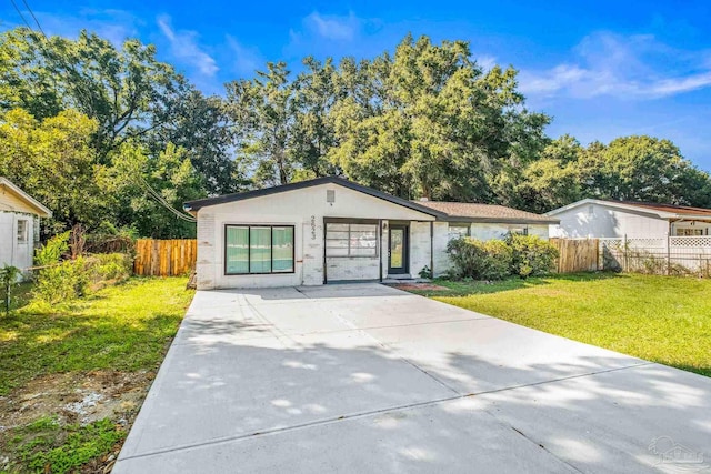 view of front of property featuring a front lawn