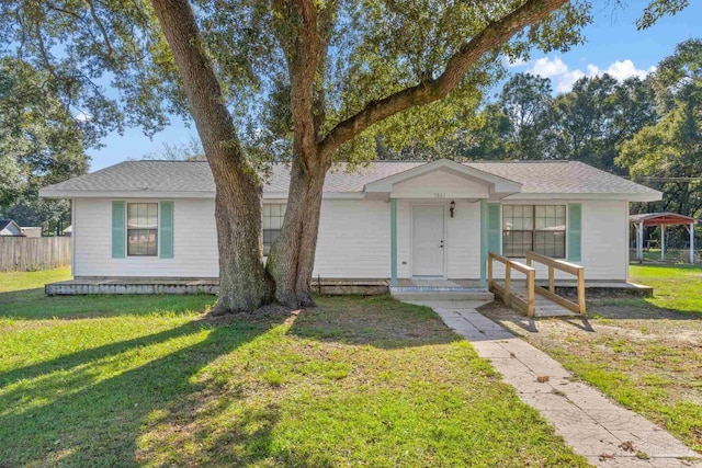 view of front facade featuring a front yard