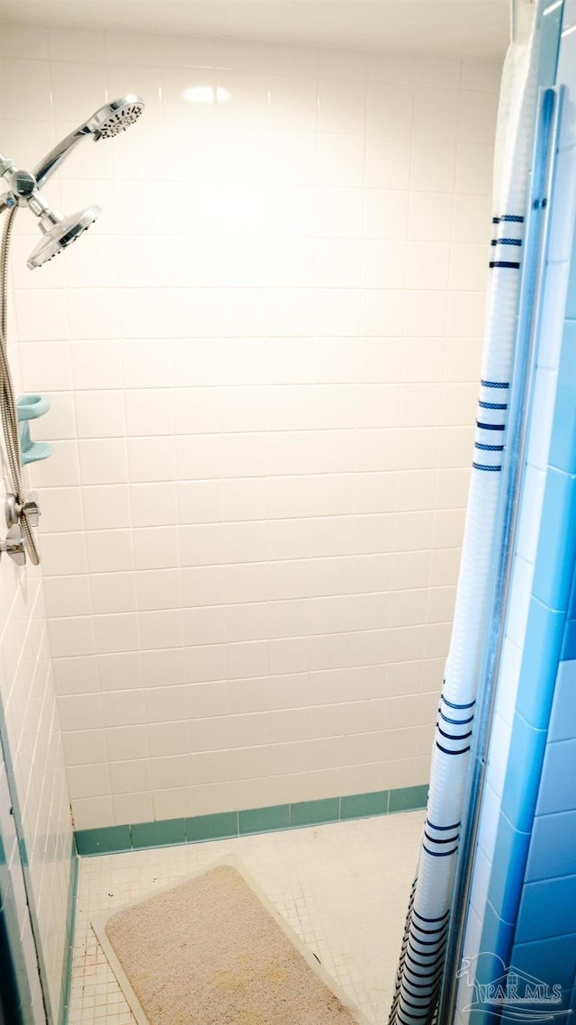 bathroom featuring curtained shower