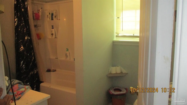 bathroom featuring shower / tub combo