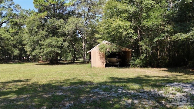 view of yard featuring an outdoor structure