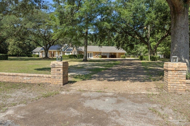 single story home with a front yard