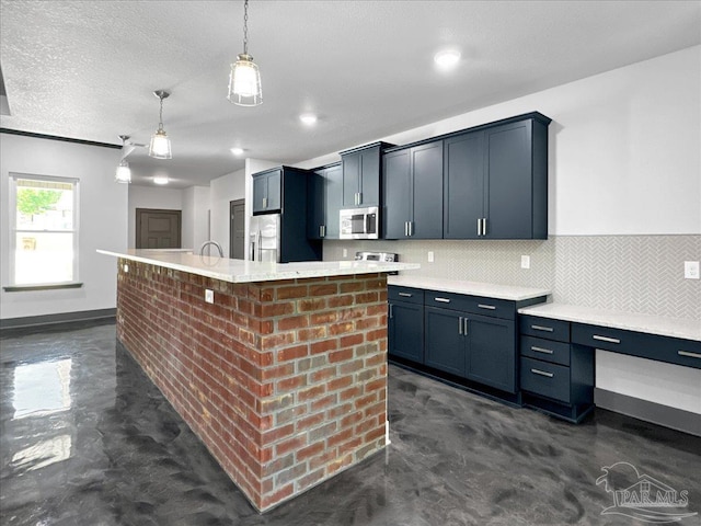 kitchen featuring decorative light fixtures, tasteful backsplash, a kitchen island with sink, stainless steel appliances, and a textured ceiling