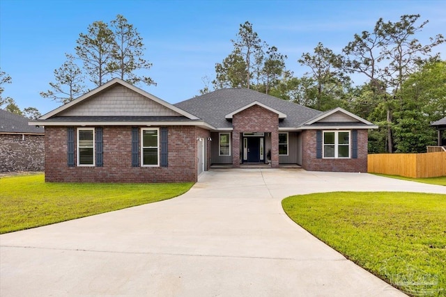 view of front of property featuring a front lawn